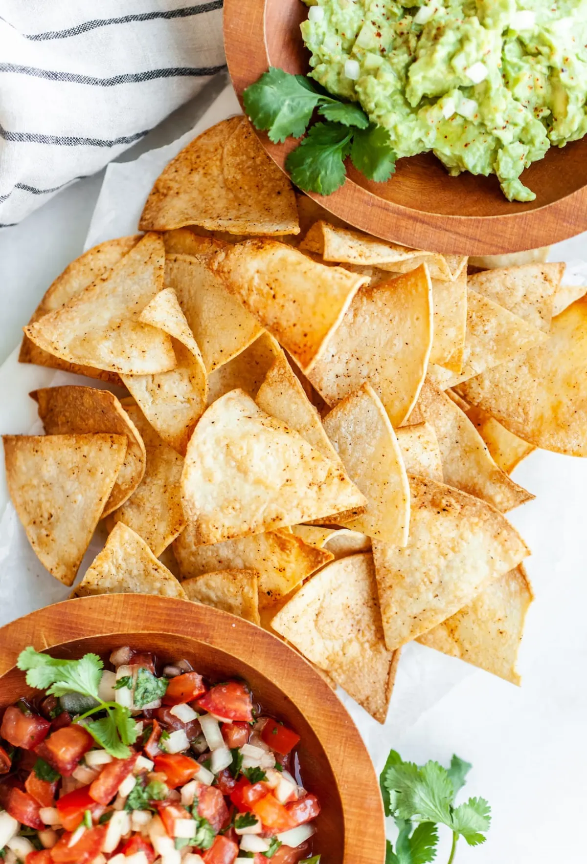 mexikanischer snack mais chips mit guacamole