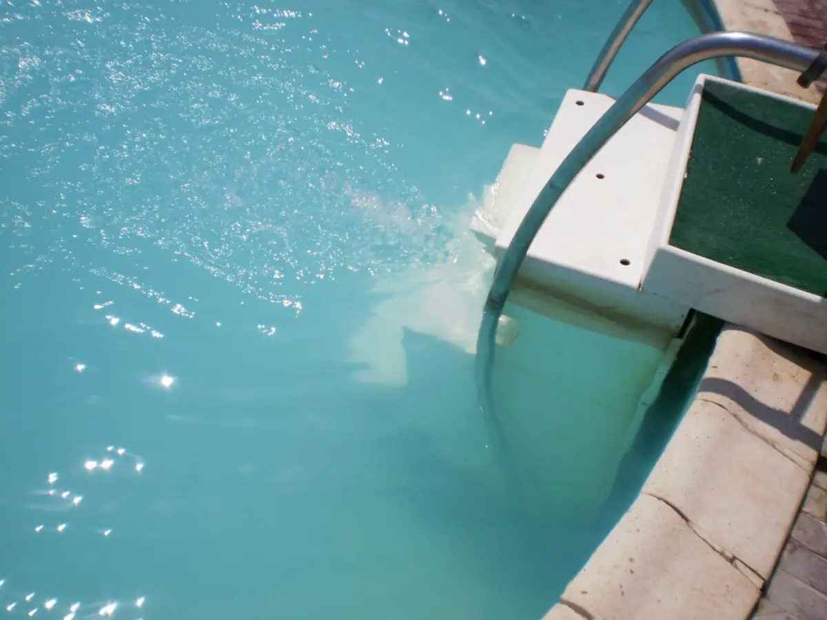milchiges poolwasser was tun wieso wird wasser im whirlpool trueb