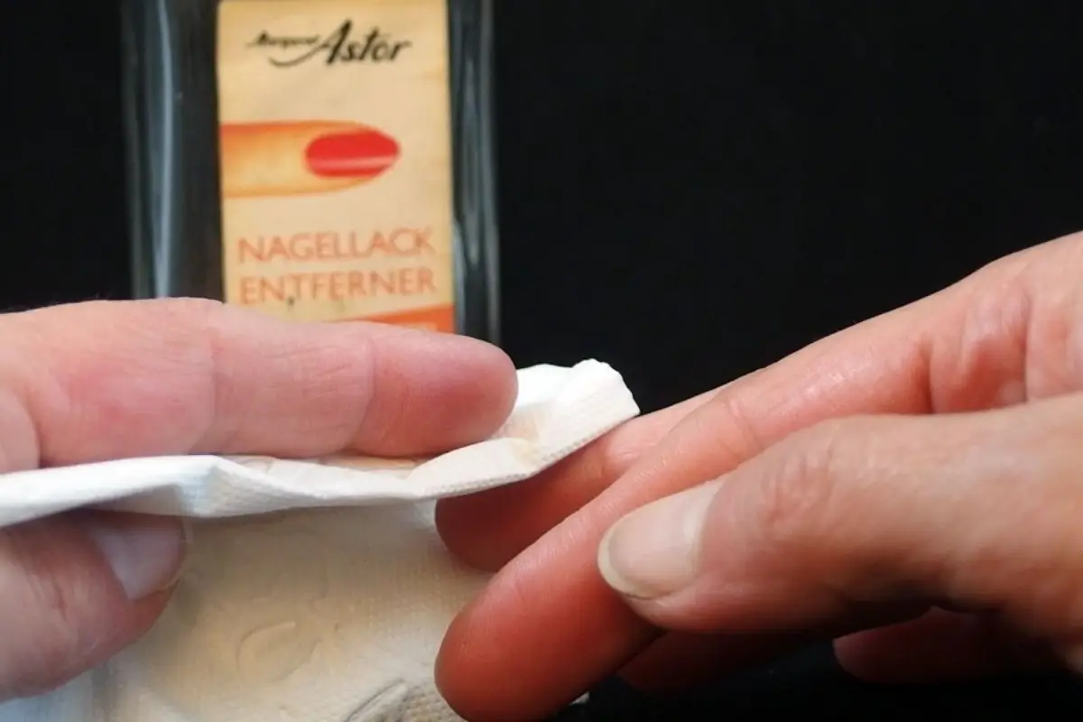 nikotin von finger entfernen ist nikotin abwaschbar finger mit wattenpad reiben