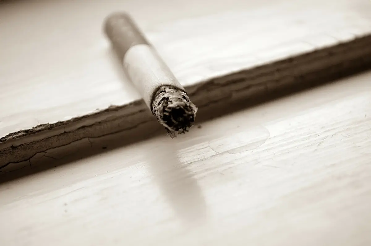 nikotin von wänden entfernen hausmittel zigarette auf dem boden wie flecken entfernen