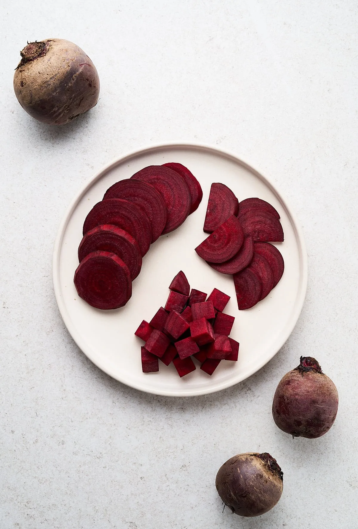 rote beete schneiden in scheiben und würfel