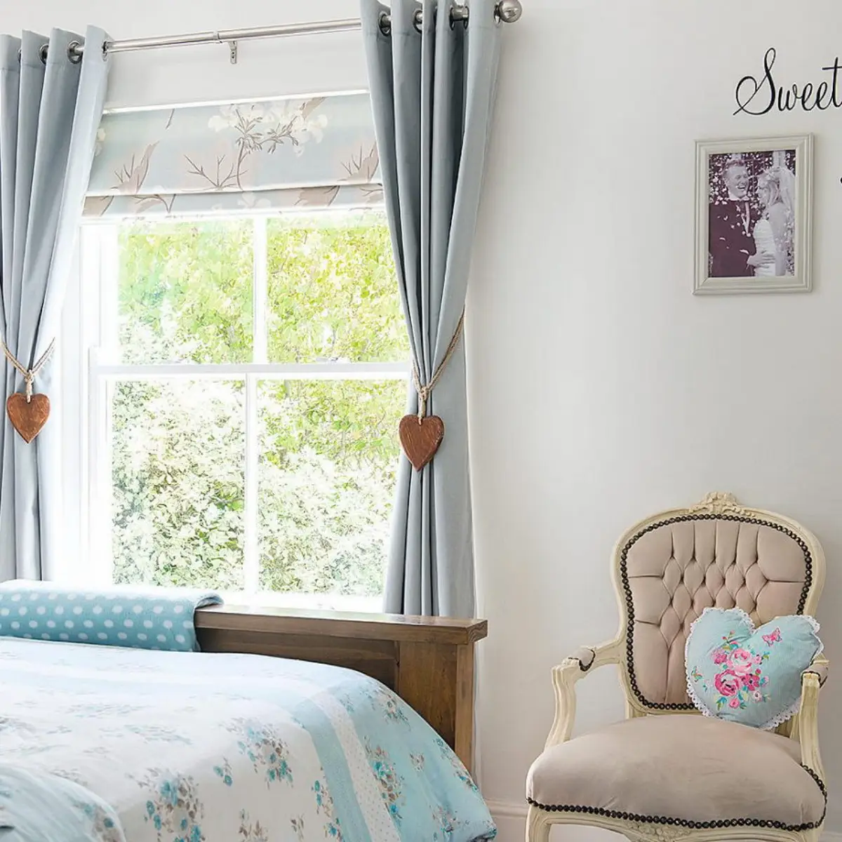 schlafbereich gardinen schlafzimmer blaue vorhaenge mit dekorativem raffhalter