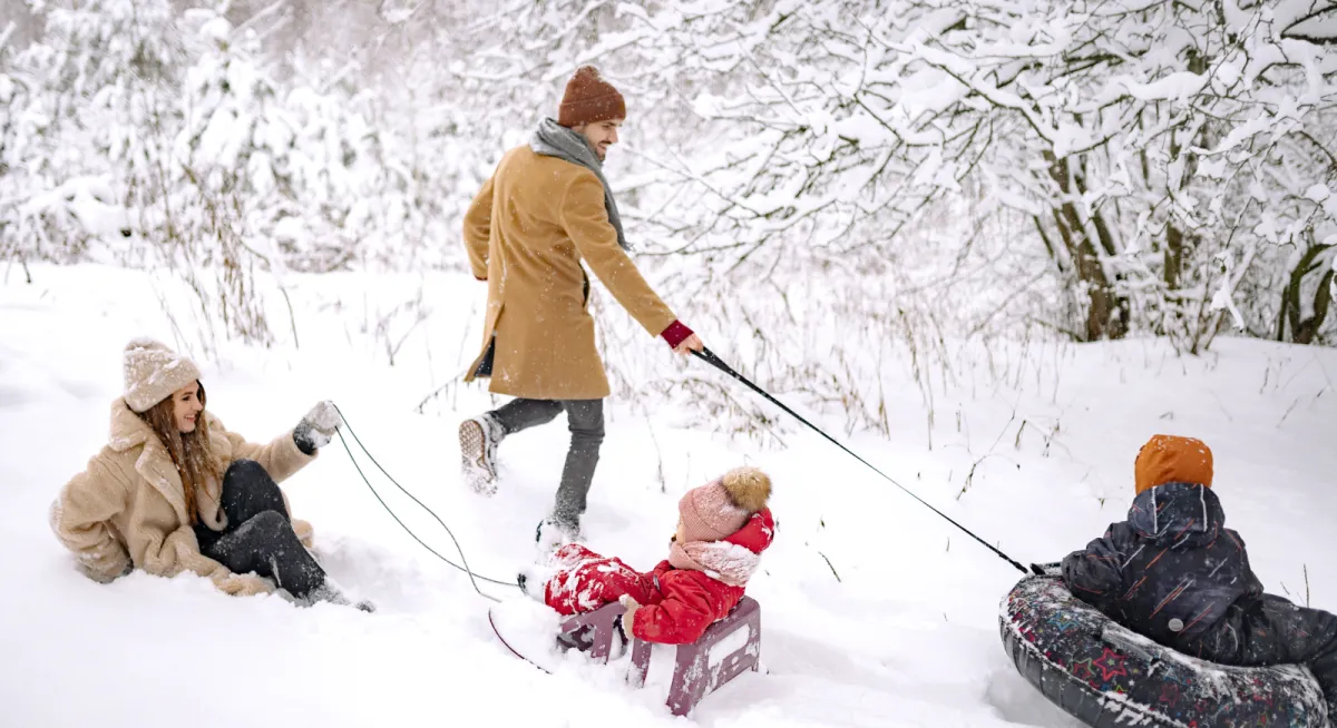 schlitten fahren winter aktivitäten für familien mit kindern