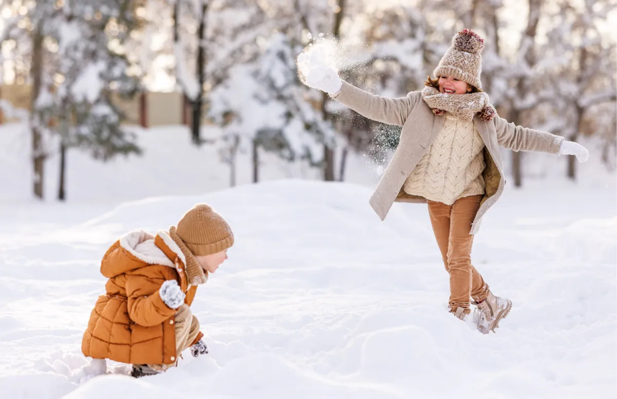 schneeballschlacht winterspaß für kinder und eltern
