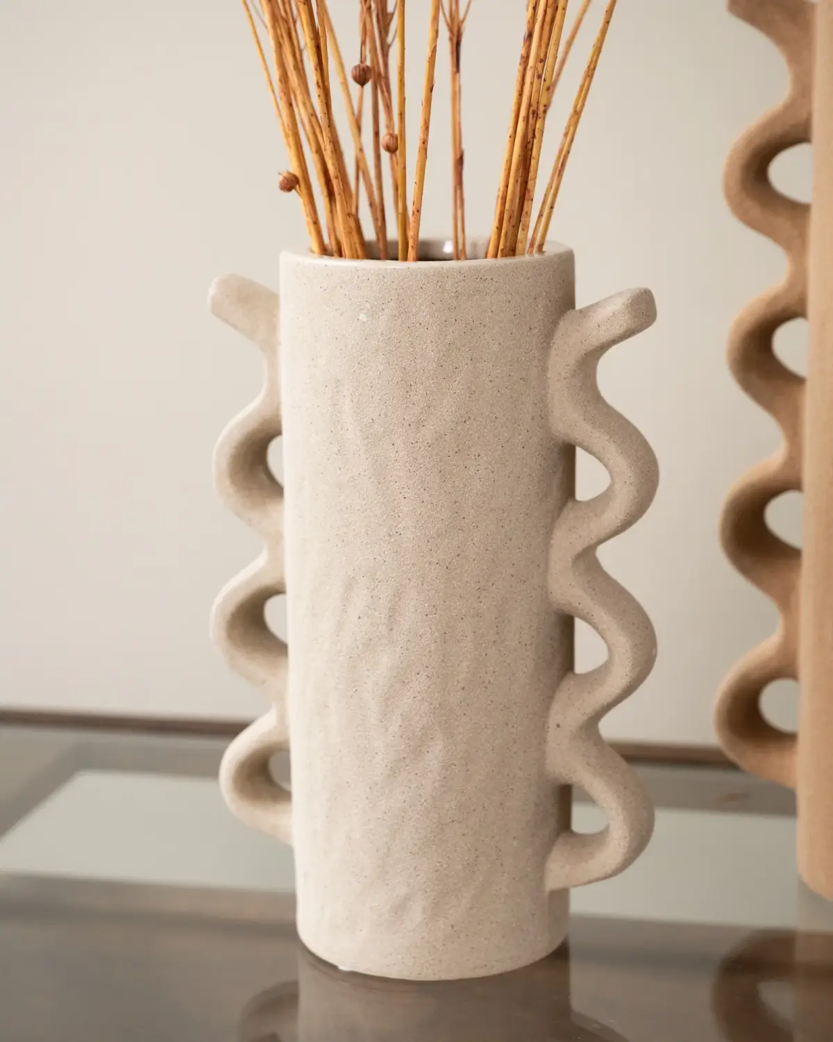 tischdeko herbst blumen vasen aus keramik selbstgemacht abstrakt auf tisch