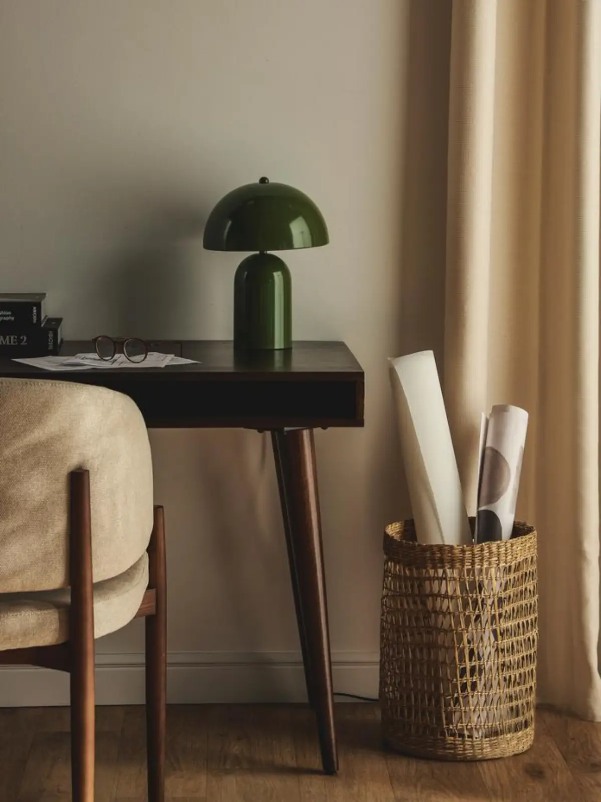 tischdeko herbst blumen wohnzimmer deko ideen herbst 2023 kaffeetisch mit tischlampe klein dekorativ retro stil in gruen