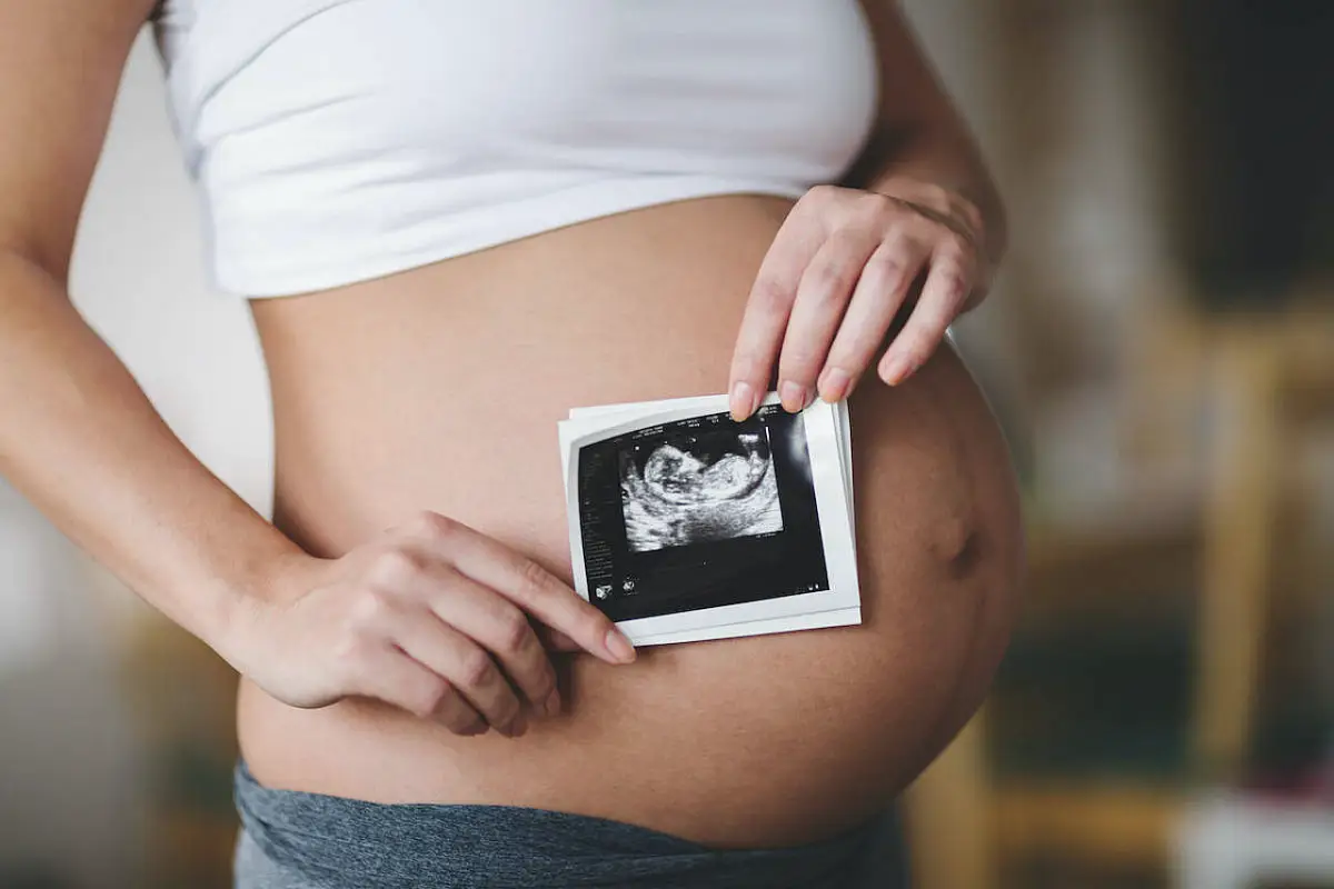 warum man kein melatonin nehmen sollte melatonin bei schwangerschaft einnehmen frau ist schwanger zeigt foto