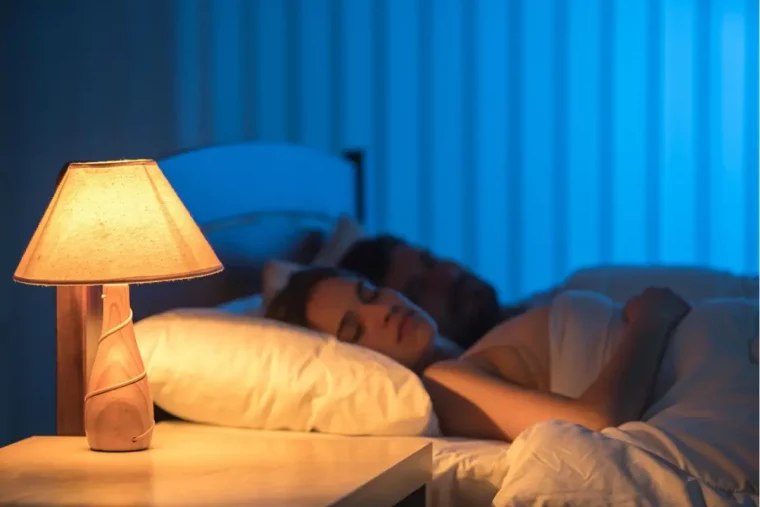 was verursacht schlechter schlaf nachttischlampe einschalten in der nacht