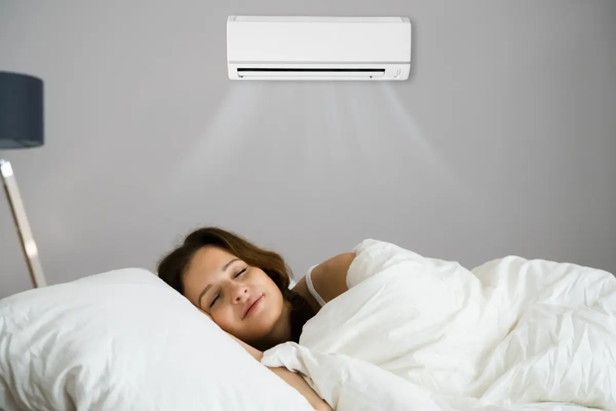 was wirkt sofort bei schlafstoerungen klimaanlage im schlafzimmer frau schlaeft mit klimaanlage