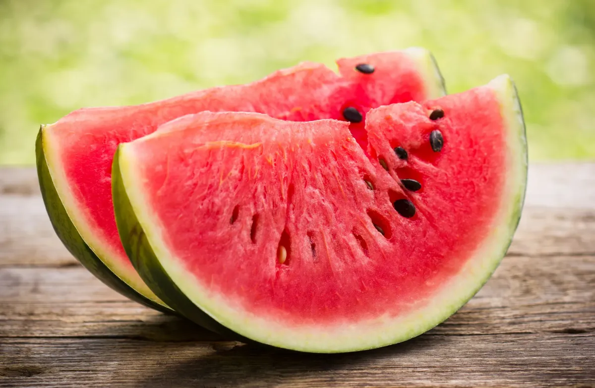 wassermelone zwei scheiben rot süß mit wenig samen