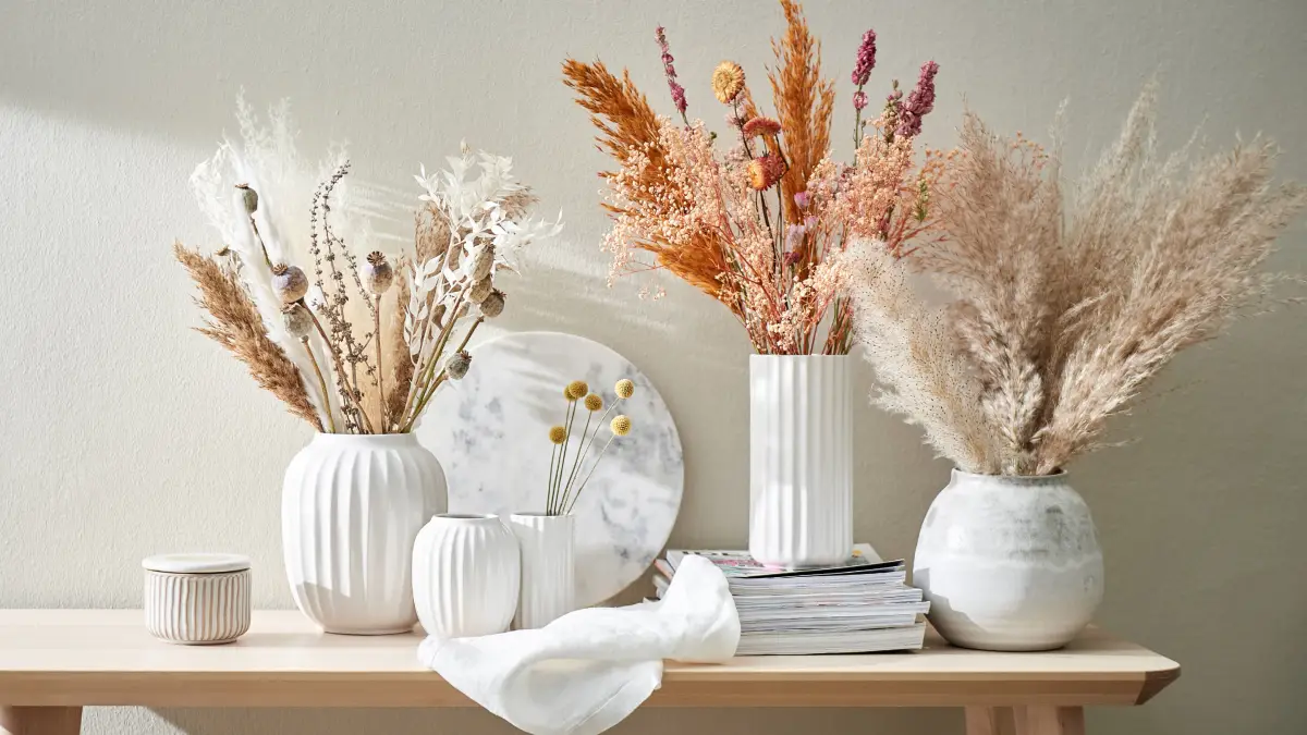 welche deko ist 2023 modern herbst herbstdeko fuer wohnzimmer 2023 weisse vasen aus keramik mit getrockneten blumen pampasgrass