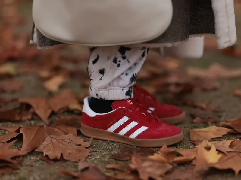 welche schuhe kommen herbst 2023 raus angesagte sneakers damen rote adidas sneakers velour