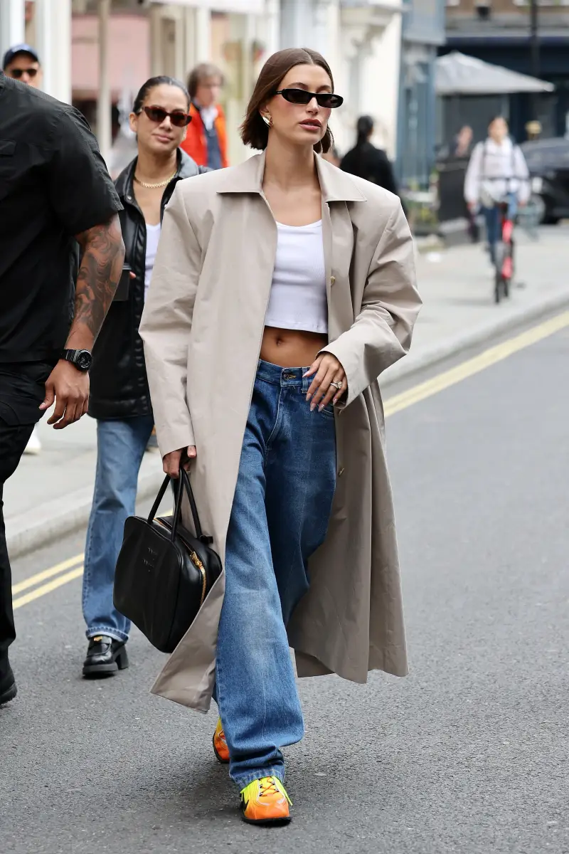 welche trends bei sneakers sind in 2023 herbst hailey bieber in jeans zitronengelbe sneakers und trenchcoat