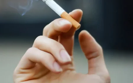 wie kann man raucherwohnung sauber machen mann haelt angezuendete zigarette