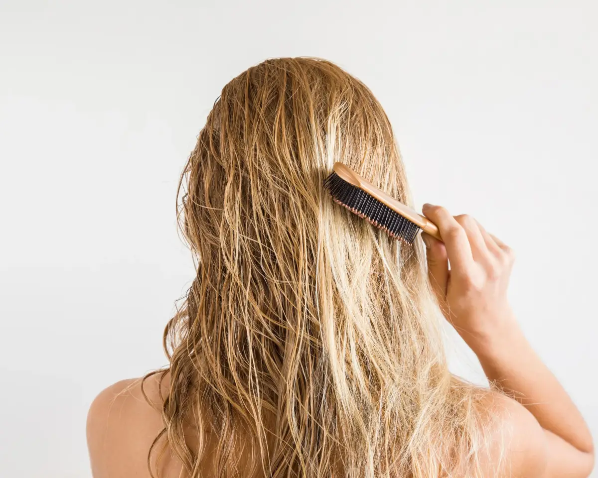 wie lange brauchen haare zum wachsen haarwachstum anregen haare richtig kaemen frau mit langem blondem haar kaemt es mit naturbuerste