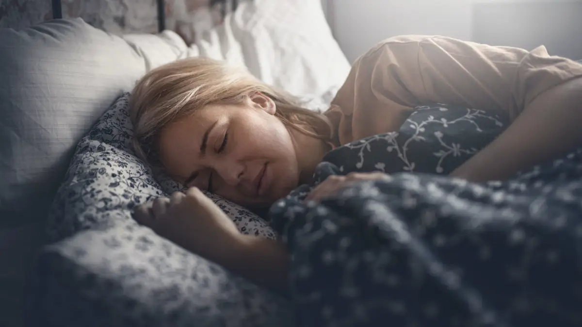 wie viele stunden schlaf braucht ein mensch gesund schlafen frau schlaeft