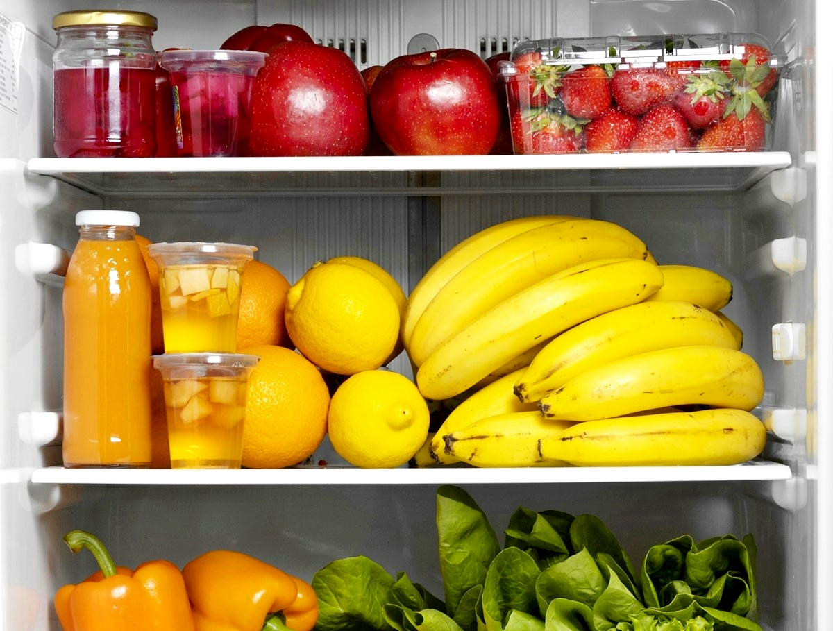 zitrone im koehlschrank fruechte bananen aepfeln