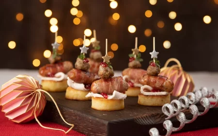 fingerfood häppchen für weihnachten mit lichtern und weihnachtsschmuck