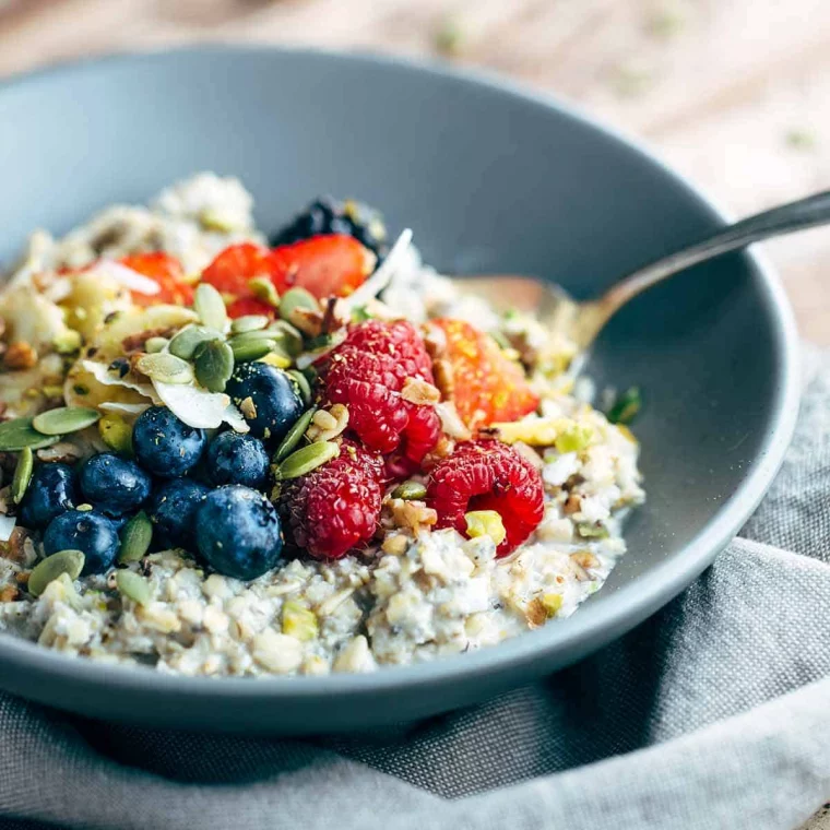 muesli in schale mit beeren und nüssen
