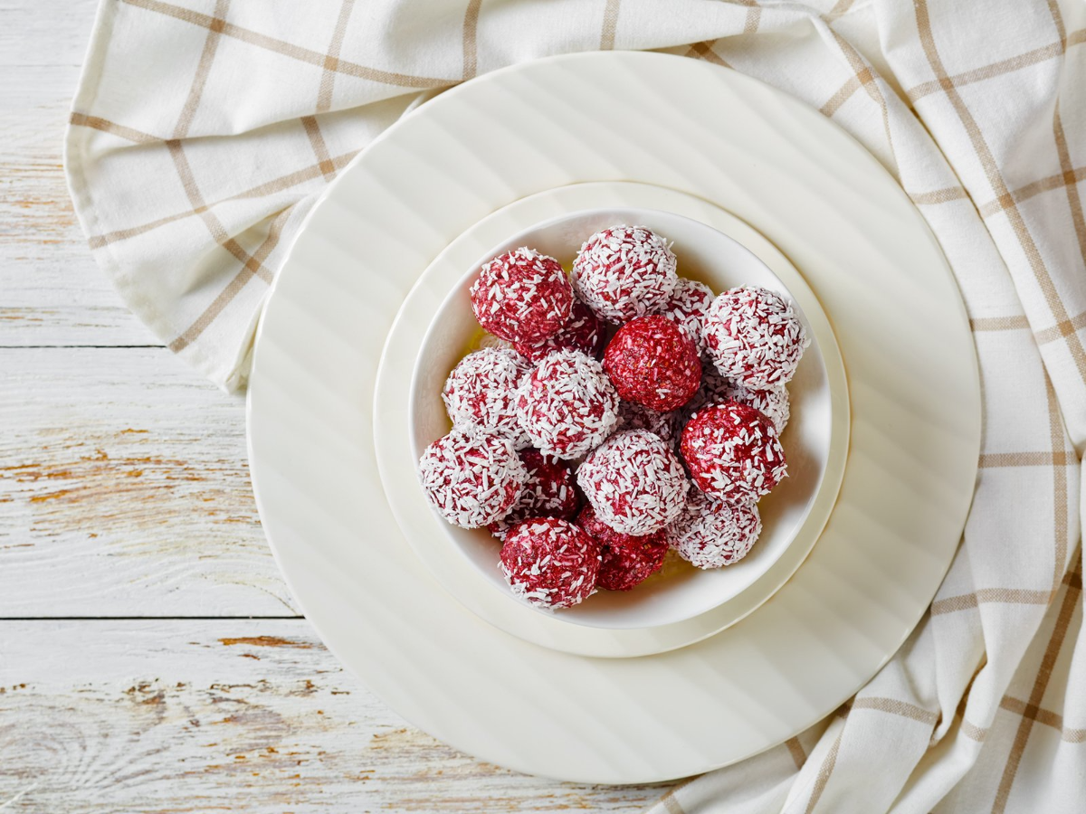 vegane weihnachts glückskugeln mit cranberries und kokosnuss