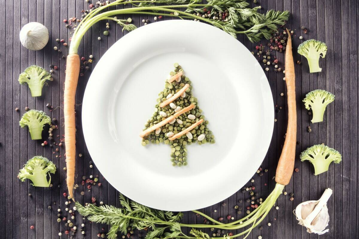 weihnachtsbaum aus erbsen und gemüse für veganes weihnachtsessen