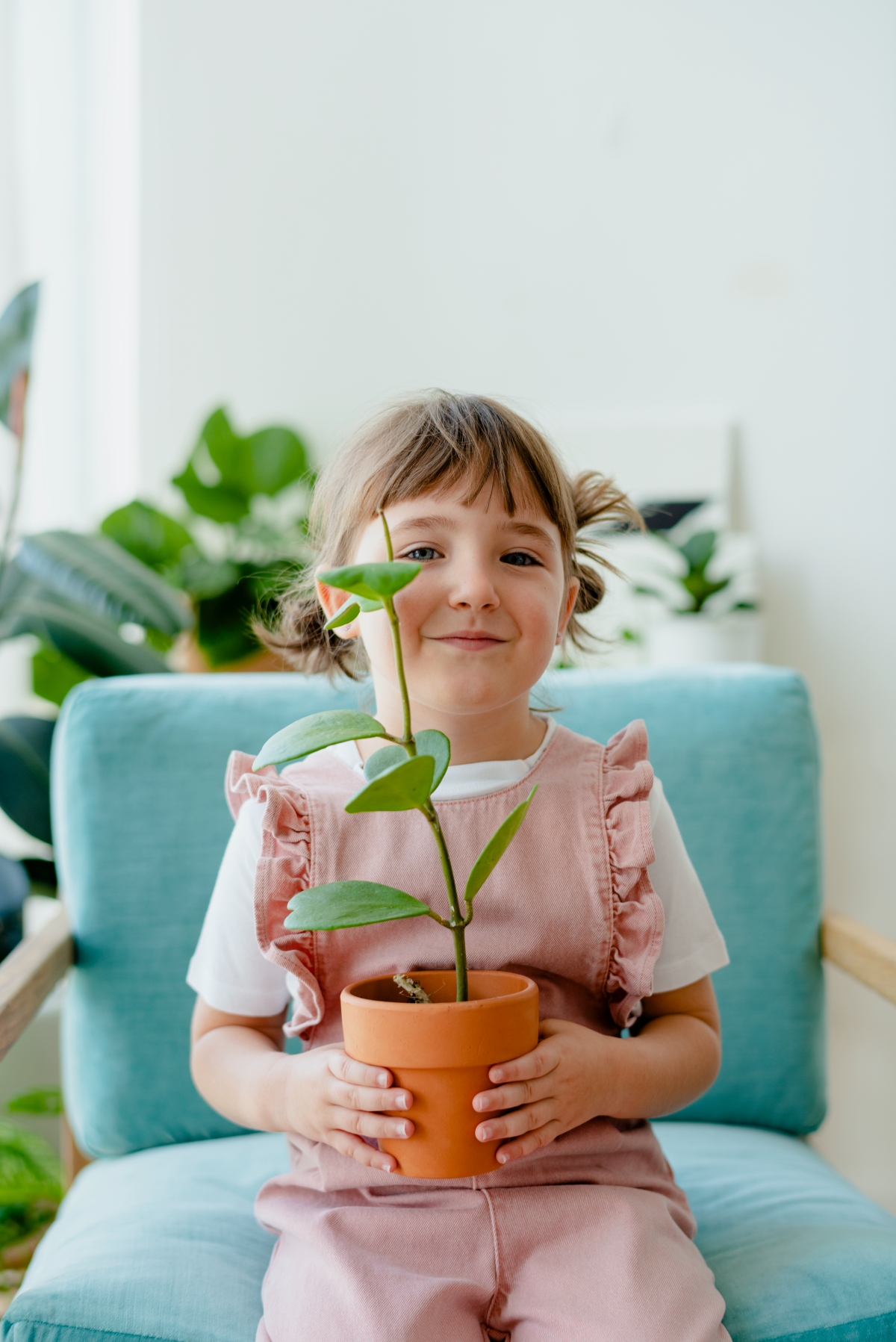 freepik kleinkind mit zimmerpflanze