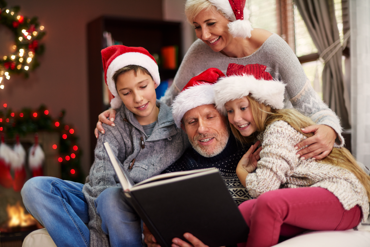 frohe weihnachten familieftst grosseltern und enkelkinder die ein buch lesen