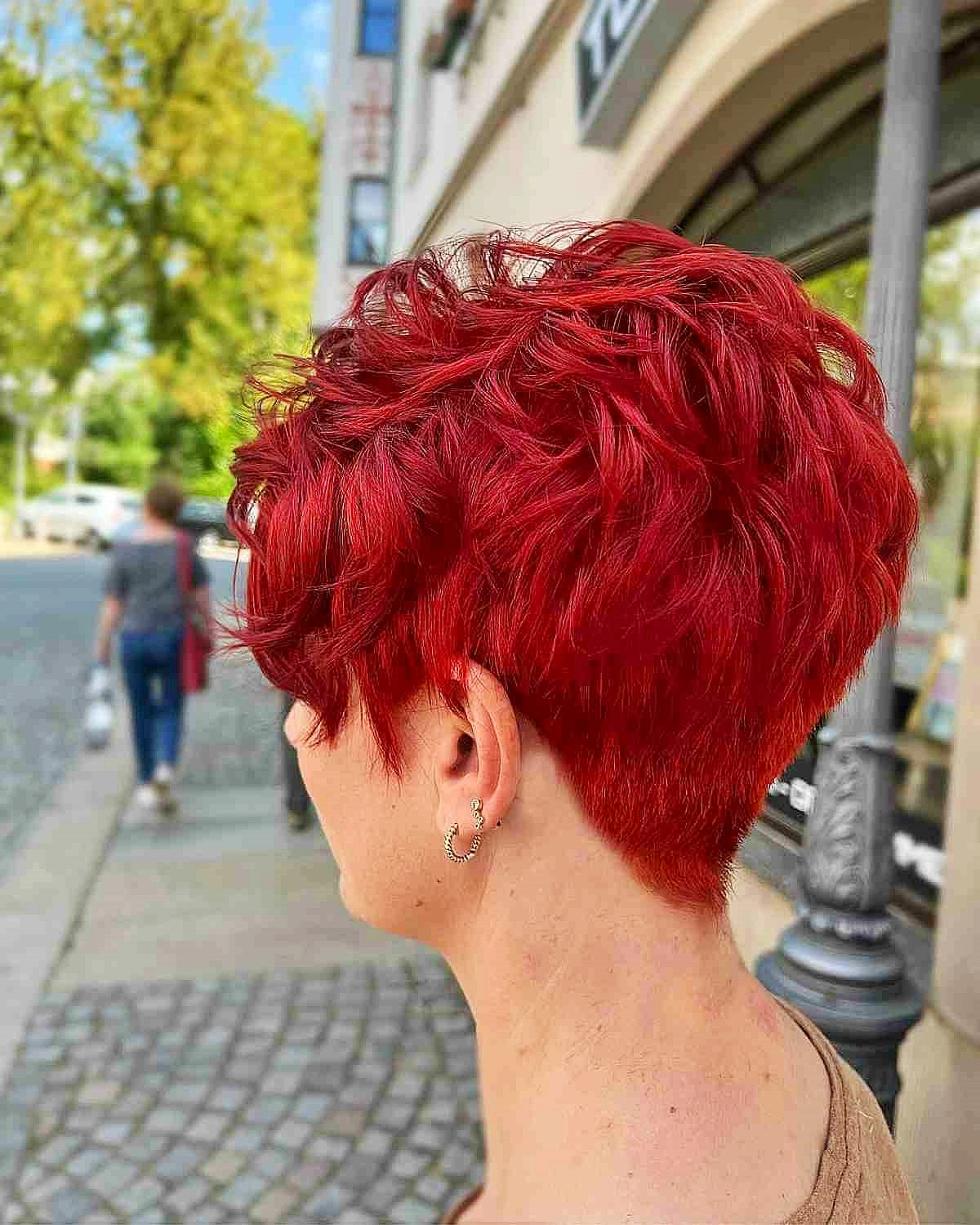 kurze haare frau rote haare pixie cut foto ruecken top 