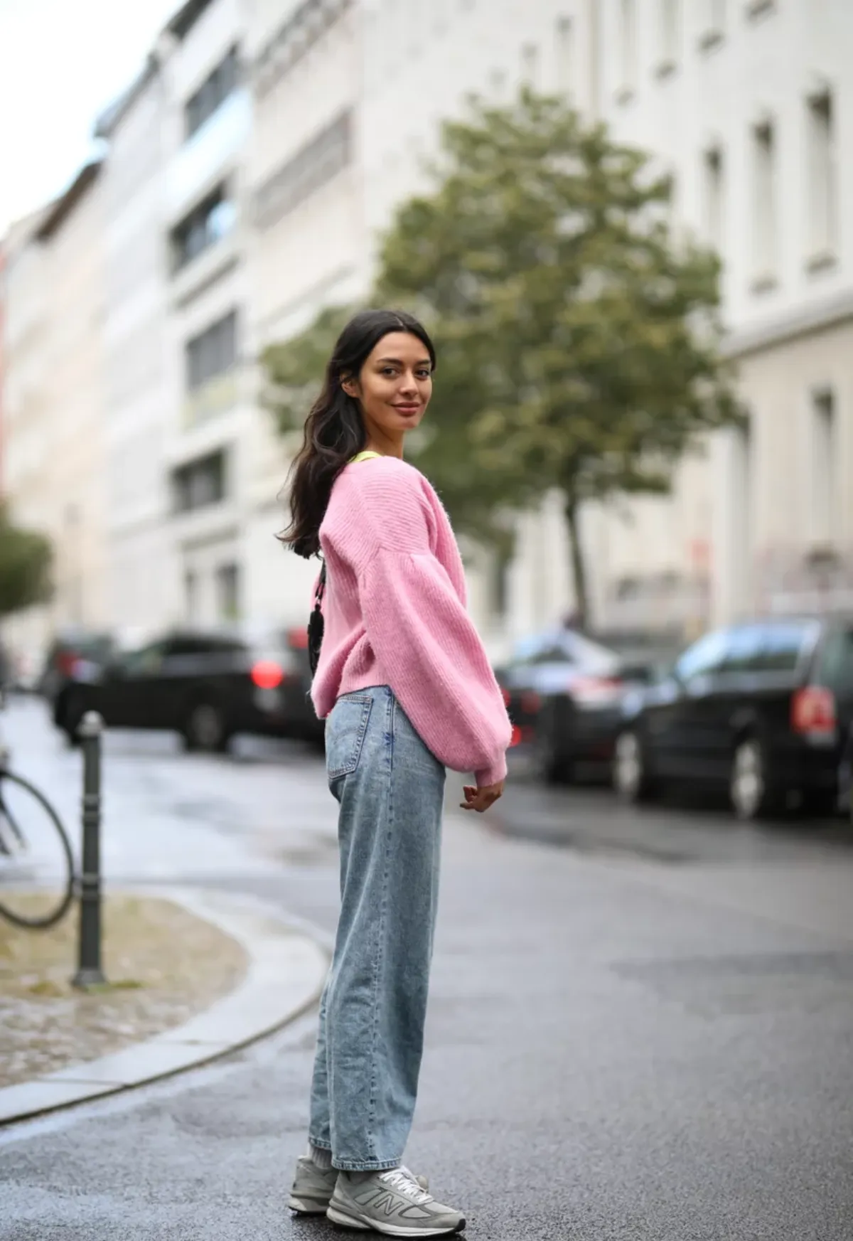 lockere jeans und rosafarbener pullover herbst outfit