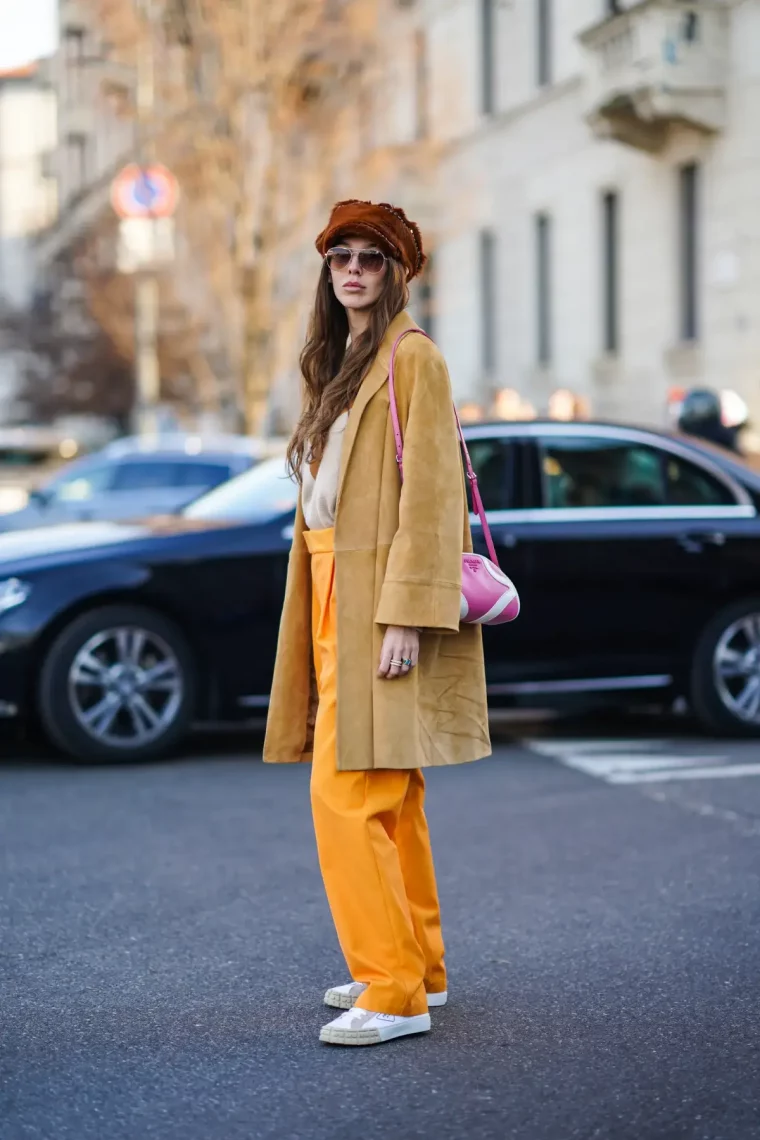 mode herbst winter 2023 2024 wildleder mantel cappuccino farbe mit cargohose in gelb muetze