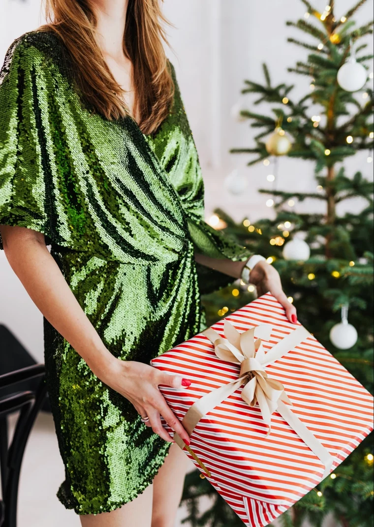 outfit weihnachtsfeier gruenes kleid mit aermeln und pailetten pailettenkleid