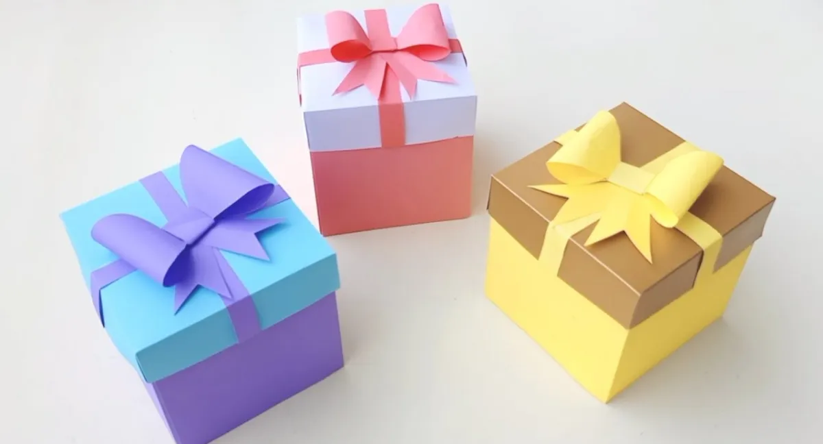 quadratische geschenkbox selber machen aus dickem papier mit papierschleife