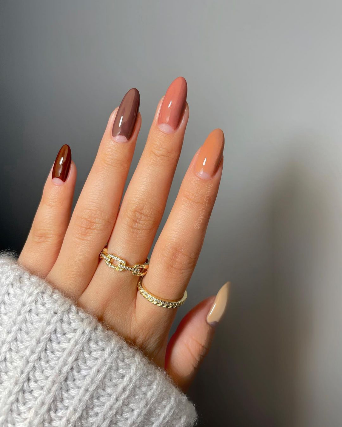 quiet luxury nails manikuere trend halbmond bycheznails