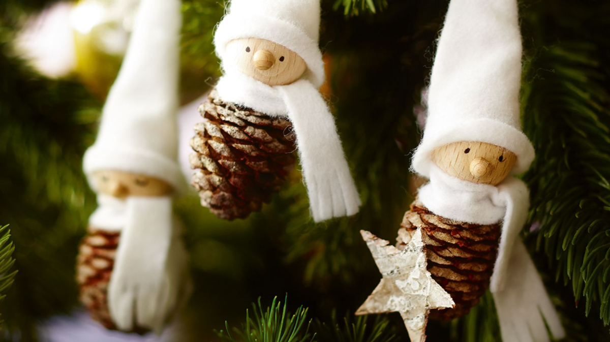selbstgemachte weihnachtselfen aus tannen mit weißen hüten