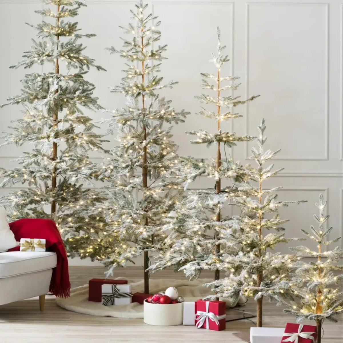 skandinavische weihnachtsbaeume zum weihnachten und feierliche dekoration