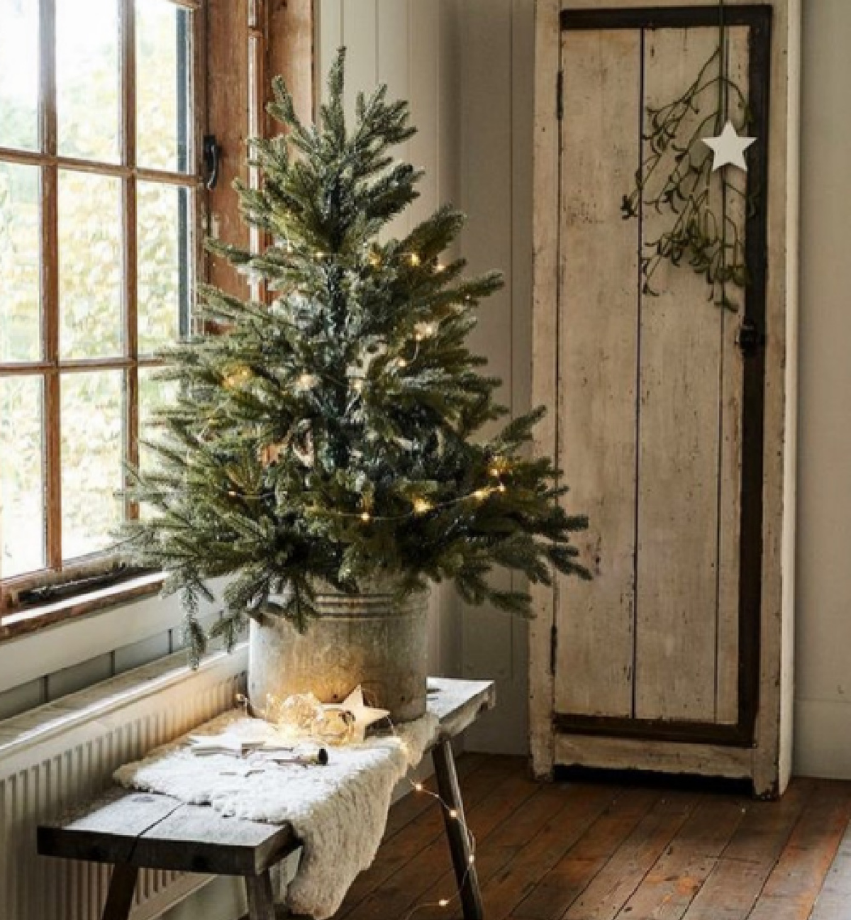 skandinavischer weihnachtsbaum und weihnachtliche dekoration