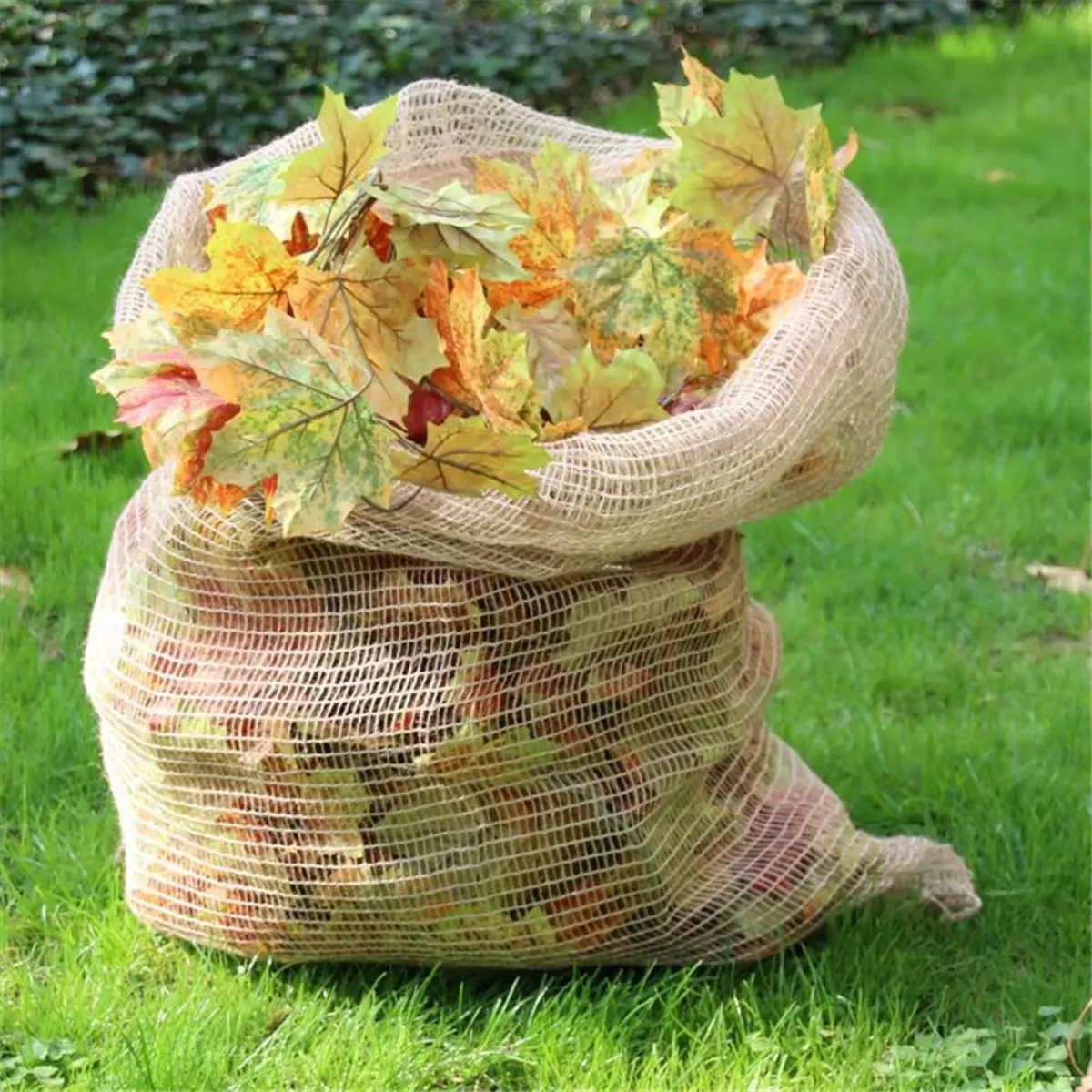 soll man das laub im garten liegen lassen koennen blaetter in den kompost laub in jutesack sammeln