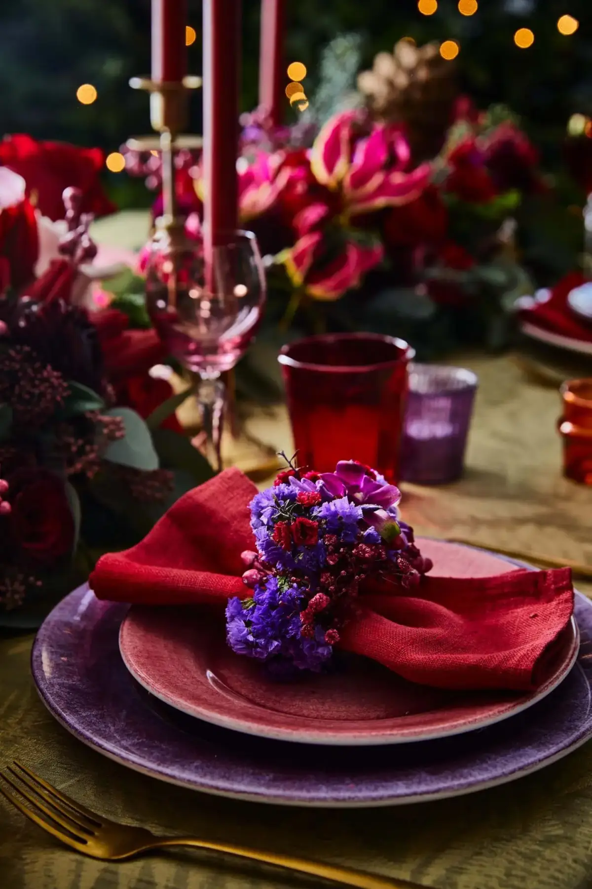 wann faengt man an zu dekorieren für weihnachten winter deko blumen tischdeko in weinrot und pflaumenlila servietten rot blumen