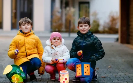 warum feiern kinder laternenfest laternenfest feiern drei kinder an der strasse tragen laternen