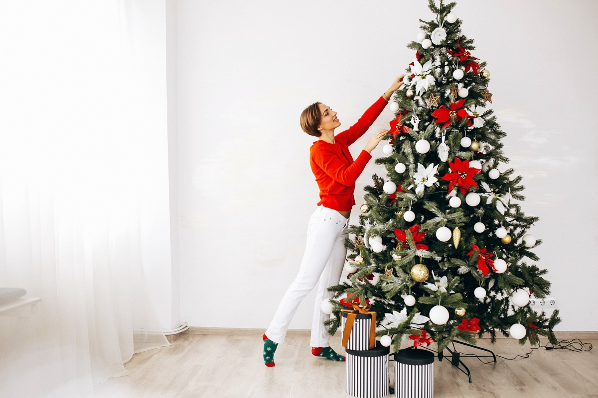 weihnachtlich dekorieren frau die weihnachtsbaum schmueckt