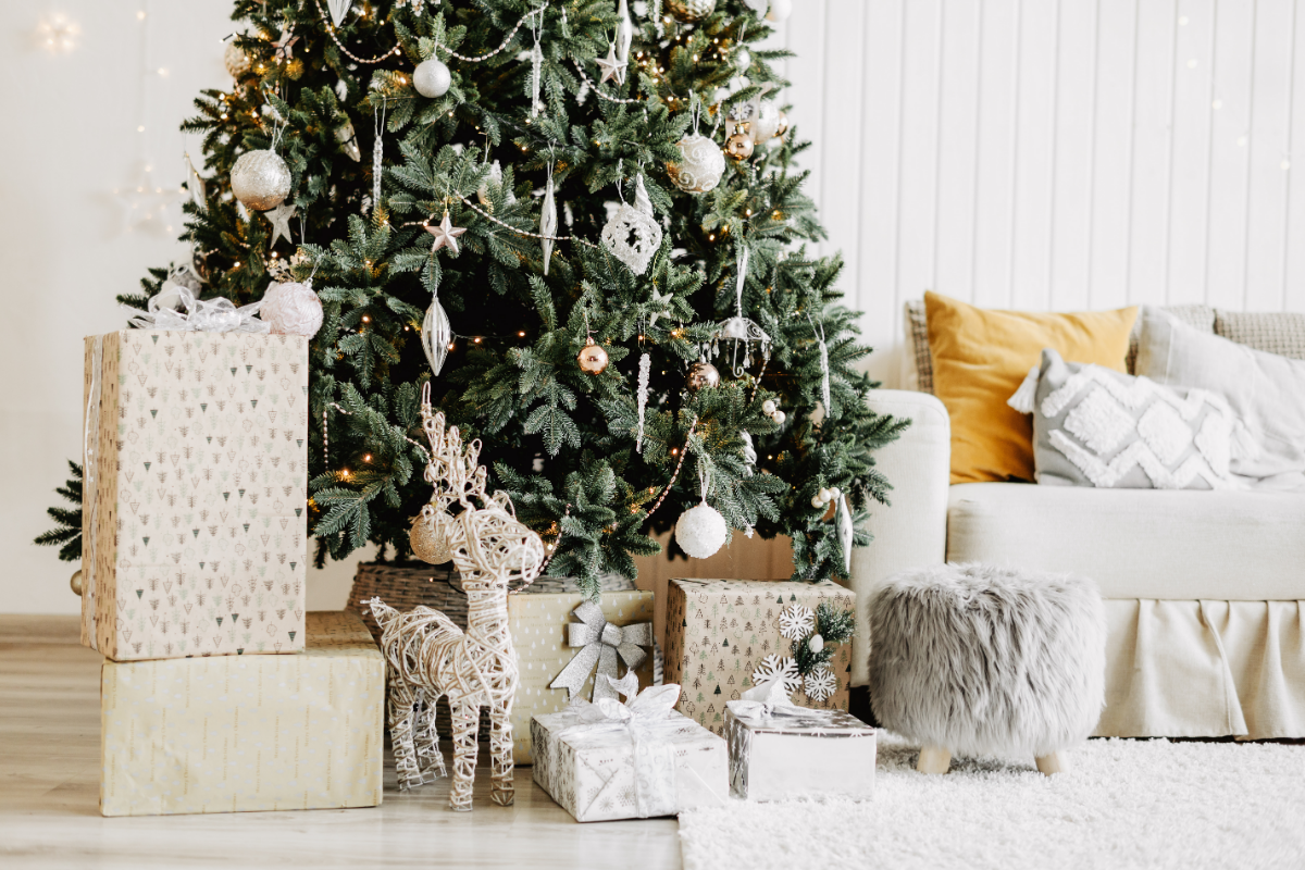 weihnachtlich schmuecken wohnungsdeko weihnachtsbaum hirsch silberne deko