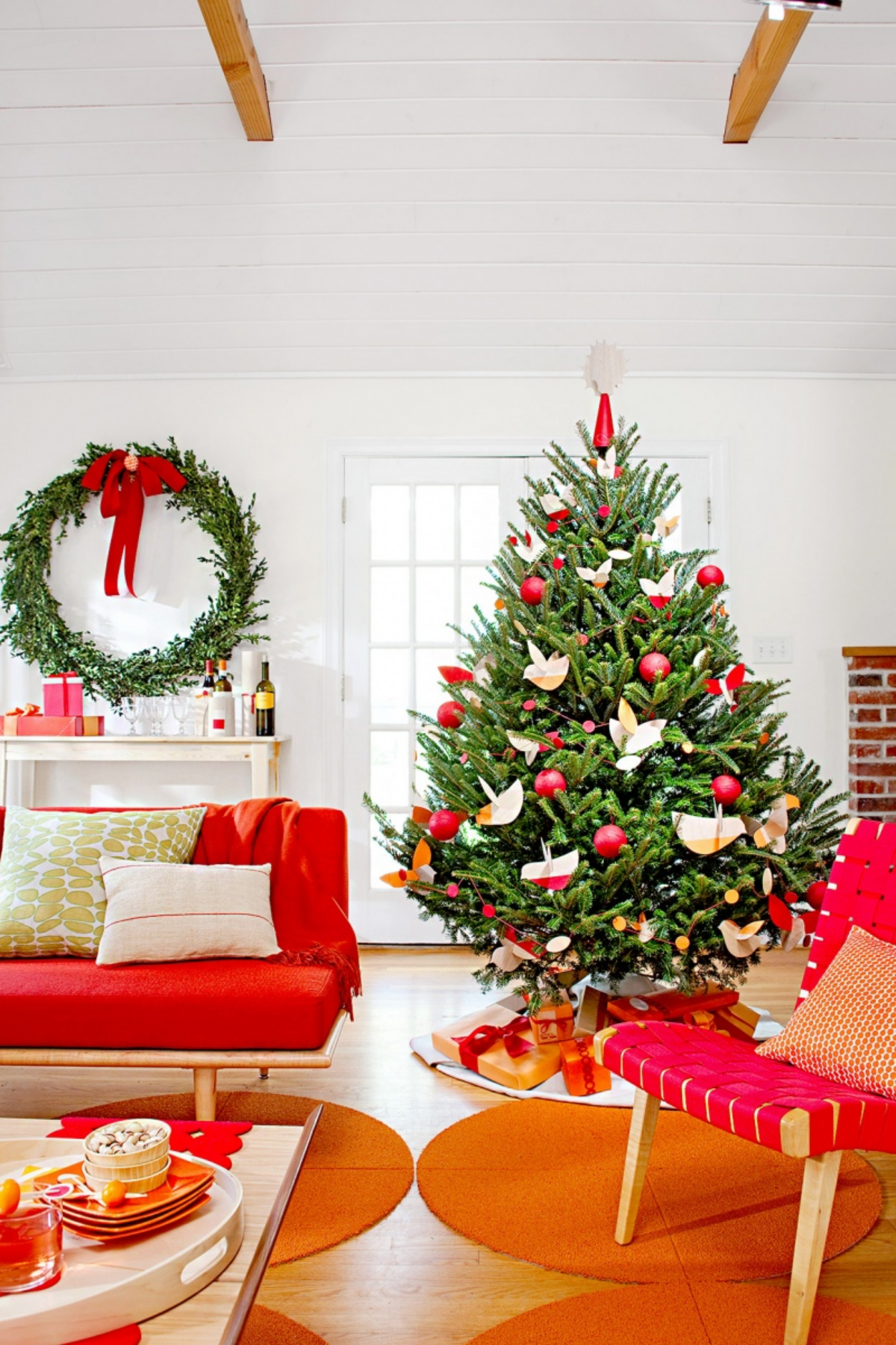 weihnachtliche atmosphaere im wohnzimmer mit rot schaffen