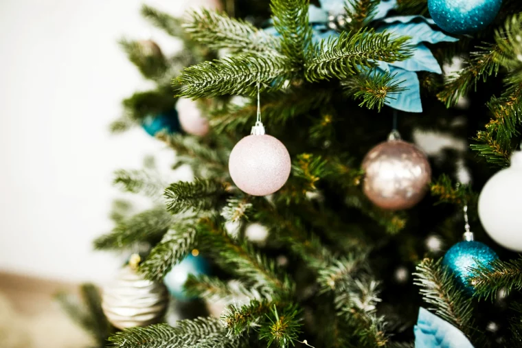 weihnachtsbaum dekoriert mit silbernen und blauen weihnachtkugeln