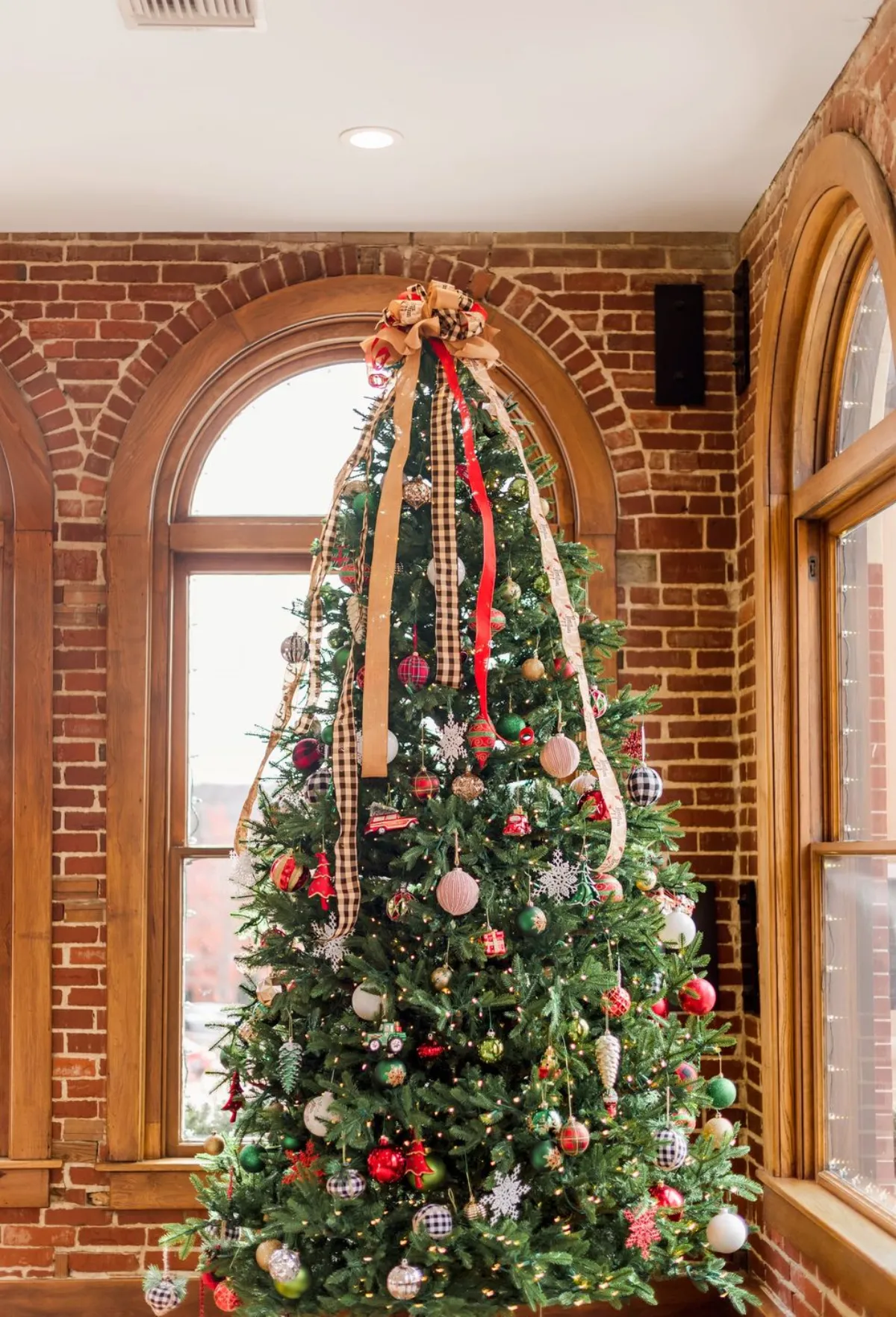 weihnachtsbaum geschmückt mit weihnachtskugeln dekobändern