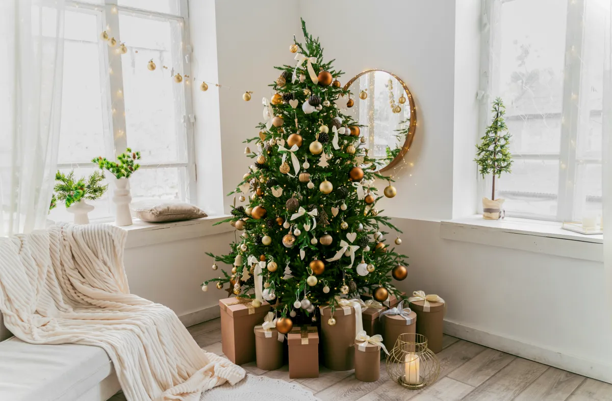 weihnachtsbaum mit goldenem schmuck viele geschenke darunter