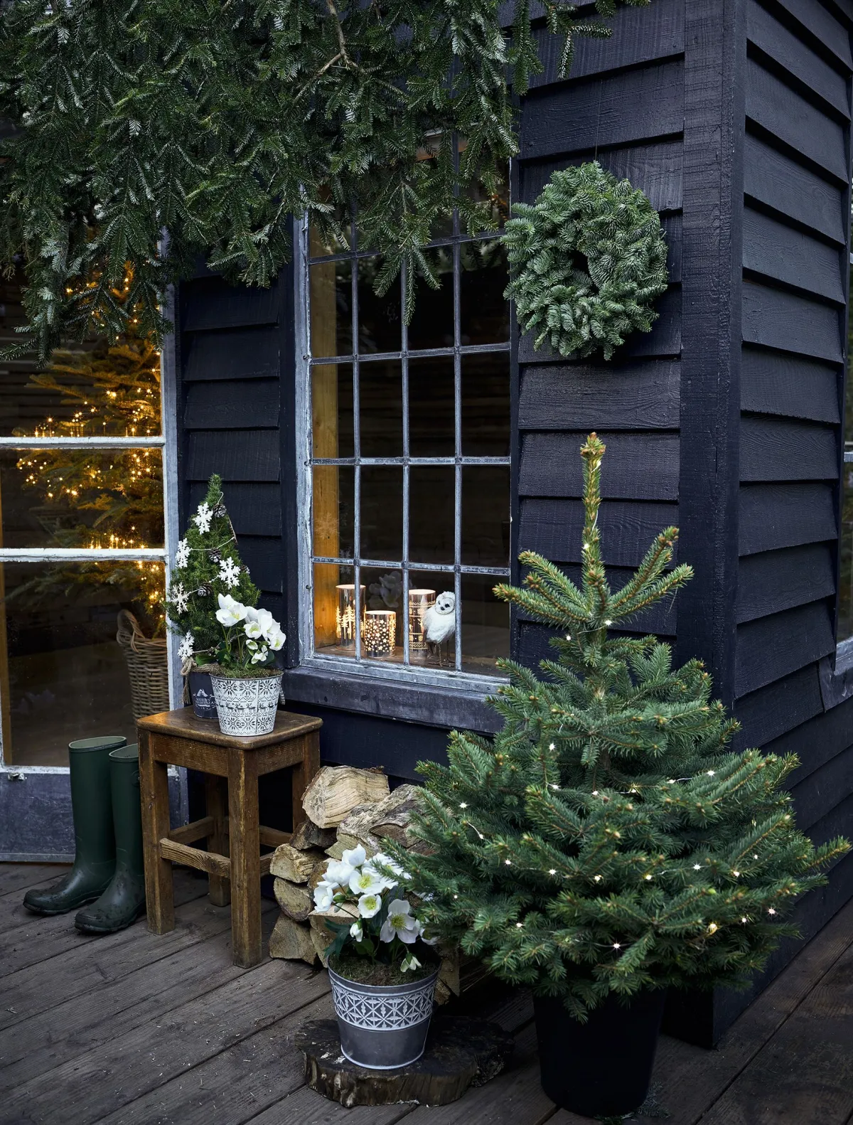 weihnachtsdeko für draußen weihnachtsecke für fotos tannenbaum mit lichtern