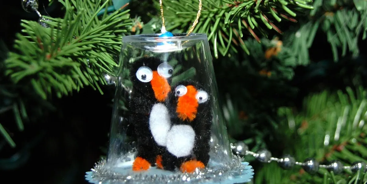 weihnachtsschmuck mit kindern basteln schneekugel mit diy pinguinen