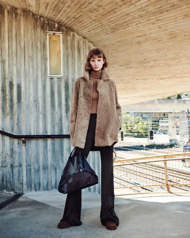 welche farben sind im herbst winter 2023 2024 modern winterjacke trends 2023 teddy jacke mittellang in grau mit langen hosen