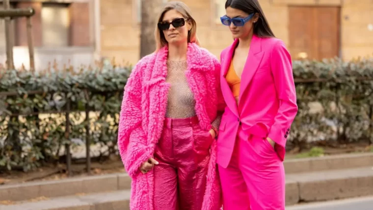welche maentel 2023 2024 damen trends zwei frauen in fuchsia maentel und teddy jacke rosa hosen