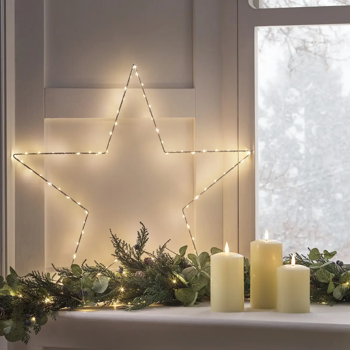 wie dekoriere ich mein fenster weihnachtlich in 2023 leuchtendes stern mit lichten drei kerzen zweig tannenbaum